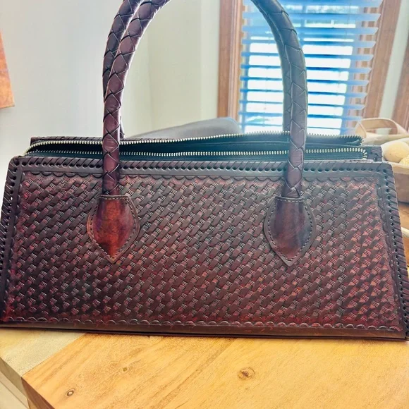 Elegant Floral Embossed Leather Handbag - Picture 3 of 9